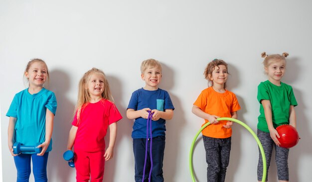 Foto i bambini piccoli adorano fare attività fisiche in età prescolare