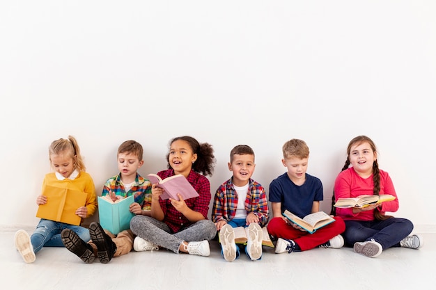 写真 フロア読書の若い子供たち