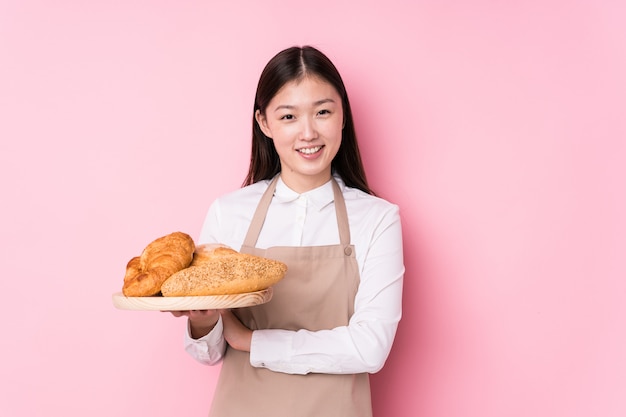 젊은 중국 베이커 여자 웃으면 서 재미.