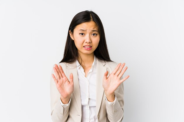 La giovane donna cinese di affari ha isolato rifiutando qualcuno che mostra un gesto di disgusto.