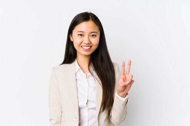 若い中国のビジネス女性は勝利のサインを示し、広く笑って分離しました。