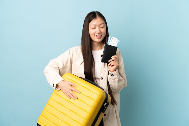 가방과 여권으로 휴가에 고립 된 동안 젊은 중국 여자