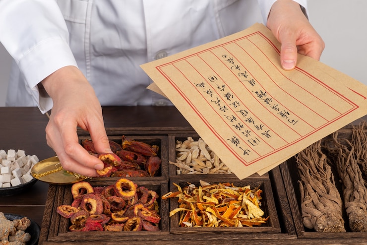 Photo 若い漢方薬は漢方薬を準備しています