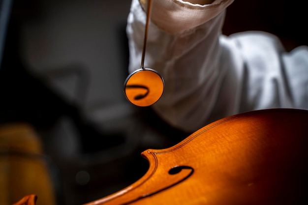 Foto una giovane violinista cinese al lavoro nella sua officina