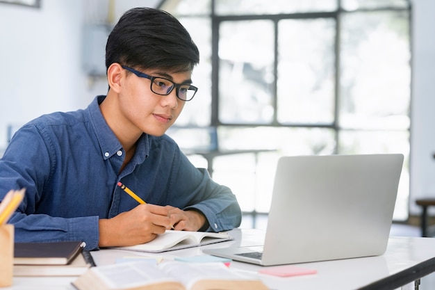 オンラインで勉強しているコンピューターを使用している若いコラージュ学生。教育とオンライン学習。