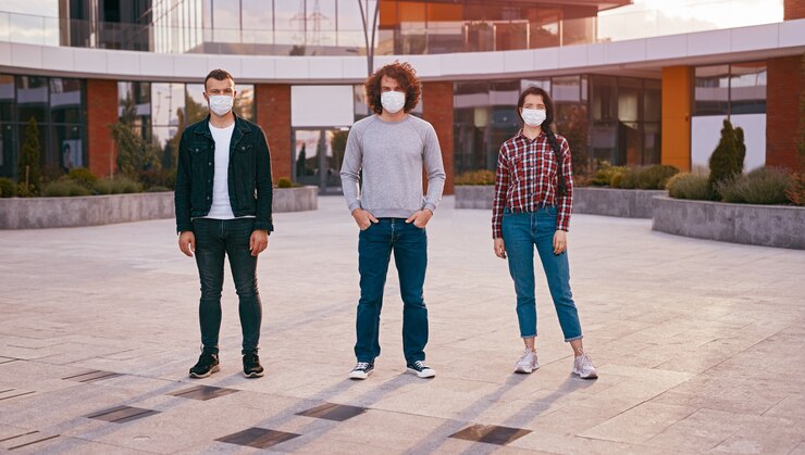 Photo young colleagues in masks on street
