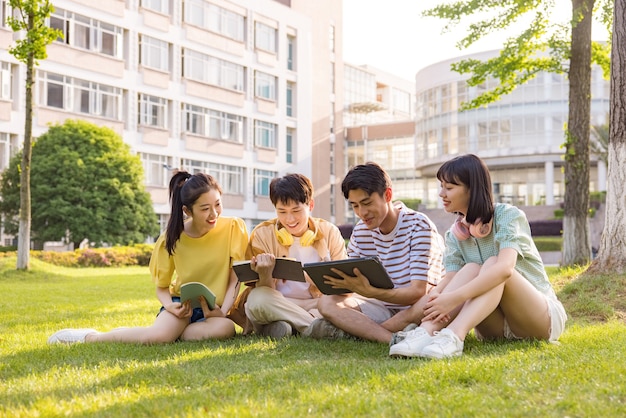 若い大学生が勉強に戻ってきます