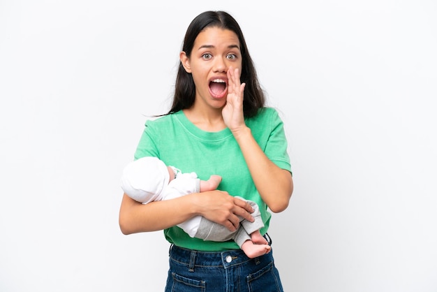 口を大きく開けて叫んで白い背景に分離された彼女の生まれたばかりの赤ちゃんを持つ若いコロンビア人女性