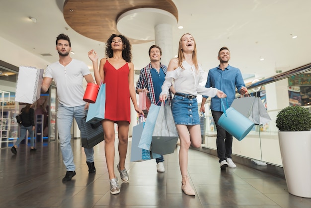 Young Company Shopping At The Mall. Zwarte vrijdag.