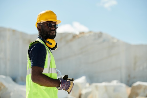 Photo young confident african american male engineer in workwear looking at you