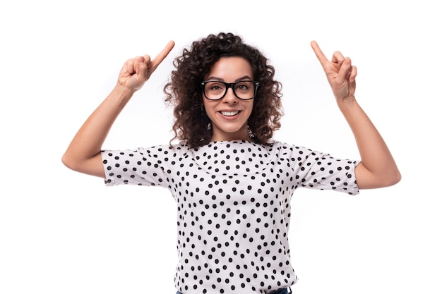 Photo young confident curly secretary woman with glasses is dressed in a blouse with mug print