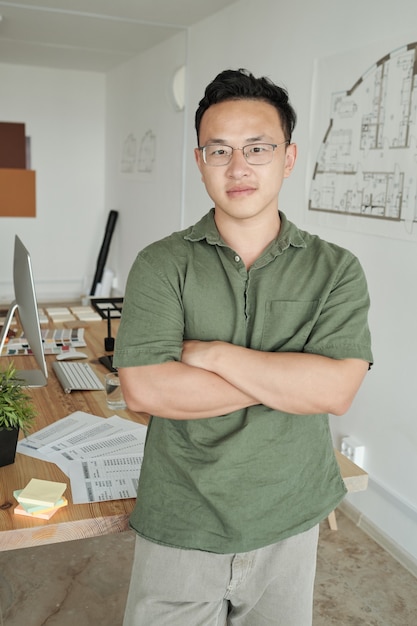 Photo young confident designer crossing arms by chest