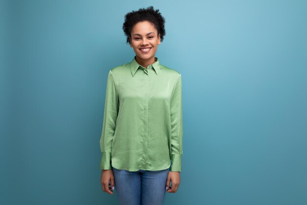 Photo young confident latin business lady in green blouse on studio background with copy space