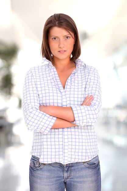 Photo a young confident woman standing over white