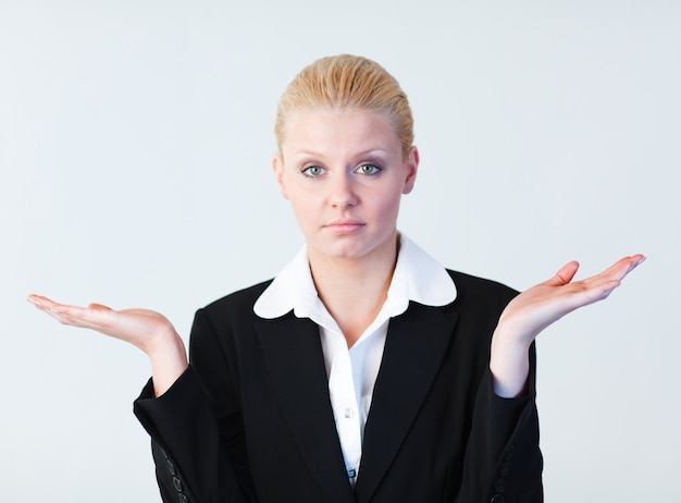 Photo young confused businesswoman