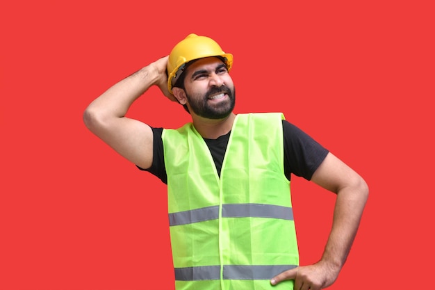 빨간색 배경 인도 파키스탄 모델 위에 머리에 손을 얹고 생각하는 젊은 건설