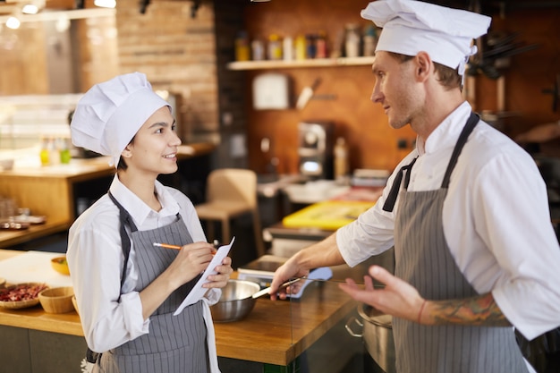 トレーニング中の若い料理人