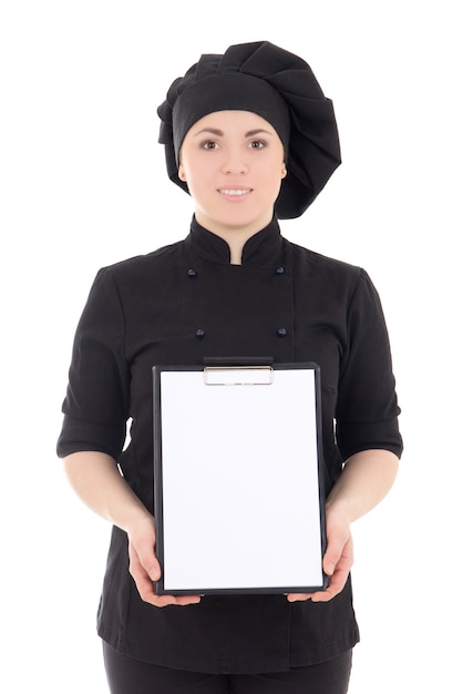 Foto giovane donna cuoca in uniforme nera che mostra appunti isolati su sfondo bianco