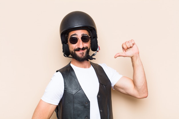 Foto giovane uomo barbuto freddo con un casco che sembra di successo