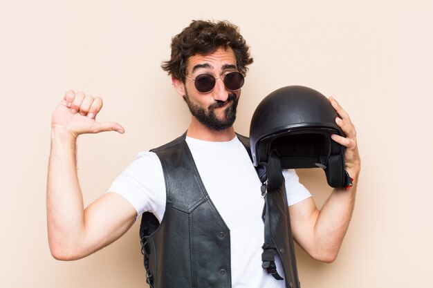 Photo young cool bearded man with a helmet looking successful