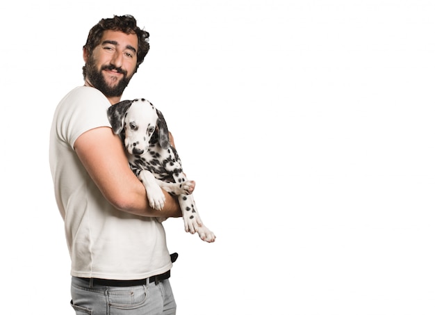 若いクールで幸せな人、ダルマチアの子犬を持っている