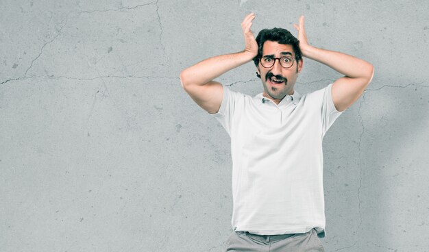 Foto giovane uomo freddo contro il muro di cemento