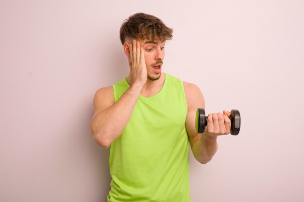 Giovane uomo fresco sentirsi felice eccitato e sorpreso concetto di fitness