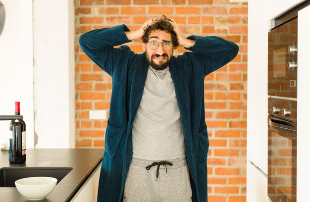 Foto giovane uomo freddo in cucina