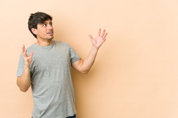 Giovane uomo freddo che grida al cielo