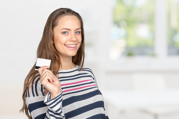 Foto giovane donna fredda con carta di credito