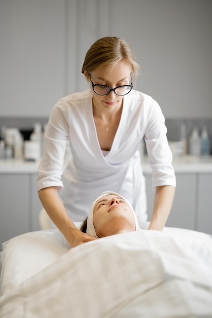 Photo young cosmetologist preparing for some beauty procedure