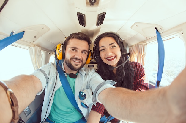 飛行機の若いカップル