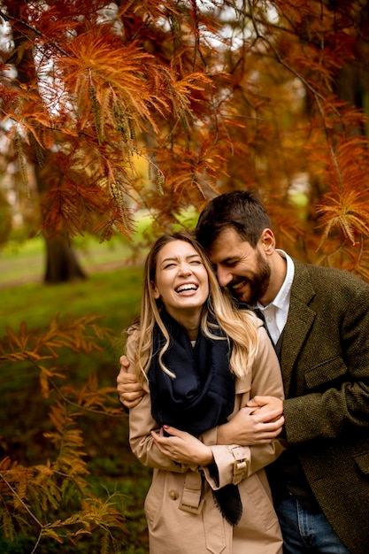 Молодая пара в Осеннем парке