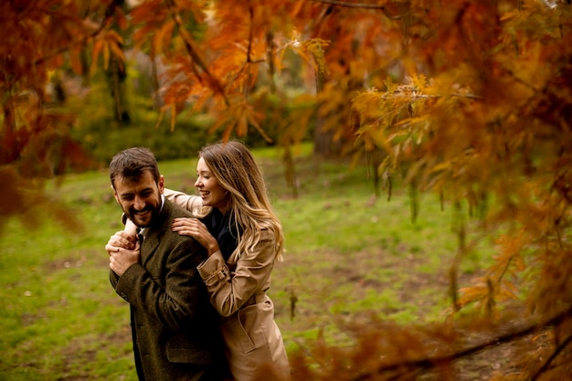 Giovane coppia nel parco d'autunno