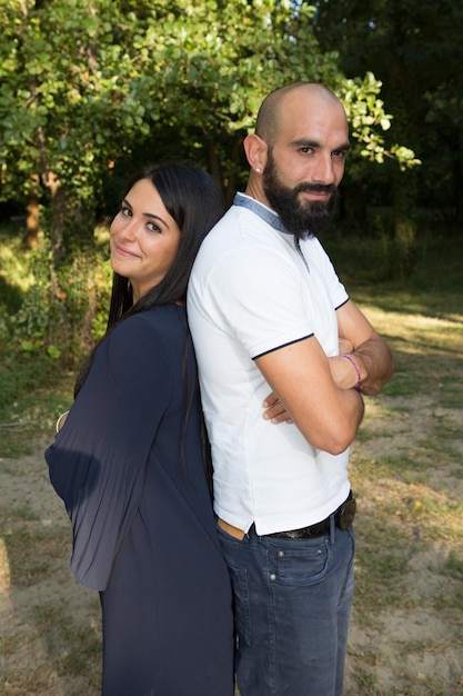 Foto giovane coppia schiena contro schiena non parlando avendo una discussione all'aperto