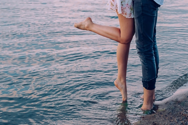 Giovane coppia sul concetto di spiaggia amore