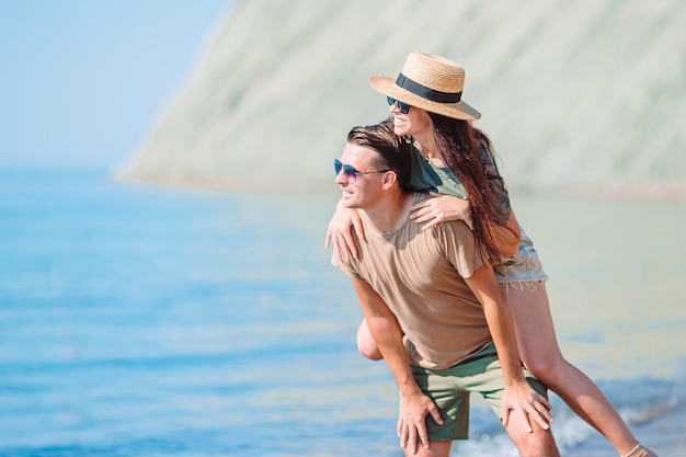 Giovani coppie sulla spiaggia durante le vacanze estive