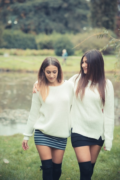 Photo young couple beautiful women girls autumn