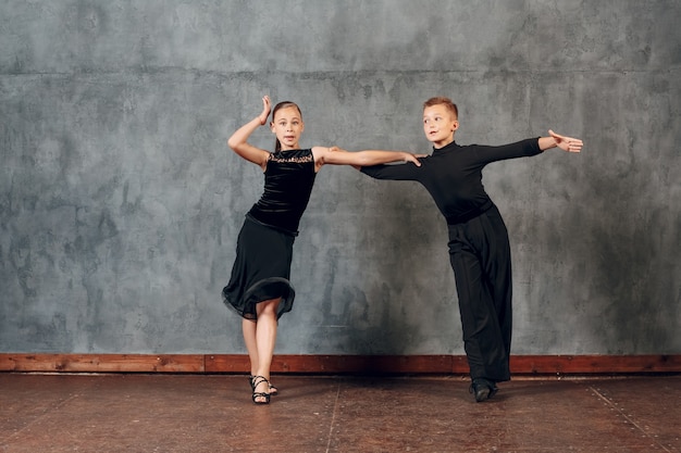 社交ダンスジャイブで踊る若いカップルの男の子と女の子。