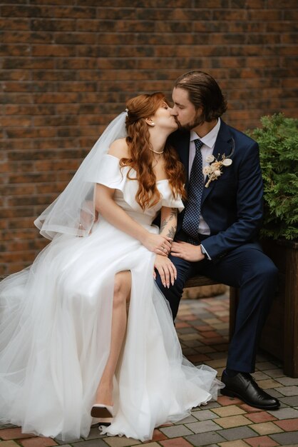 白いドレスを着た若いカップルの新郎新婦