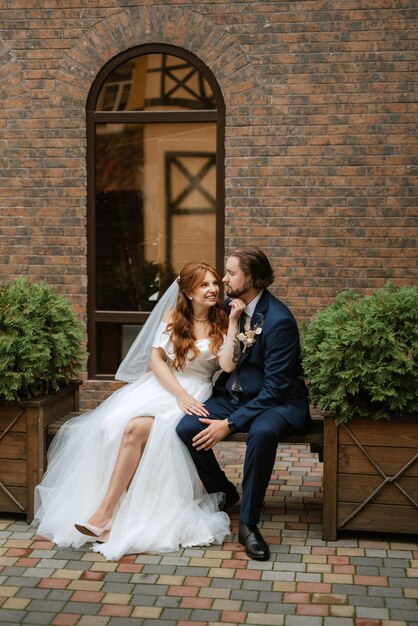 白いドレスを着た若いカップルの新郎新婦
