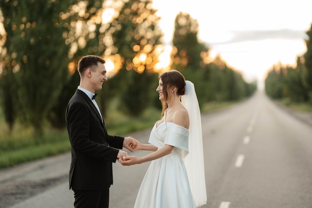 Coppia giovane sposa e sposo in un abito corto bianco