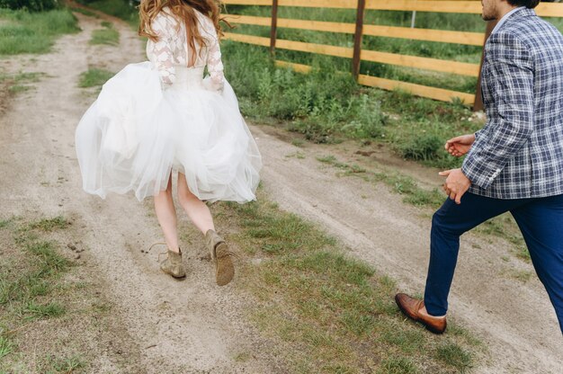 Una giovane coppia di spose che camminano nella pineta