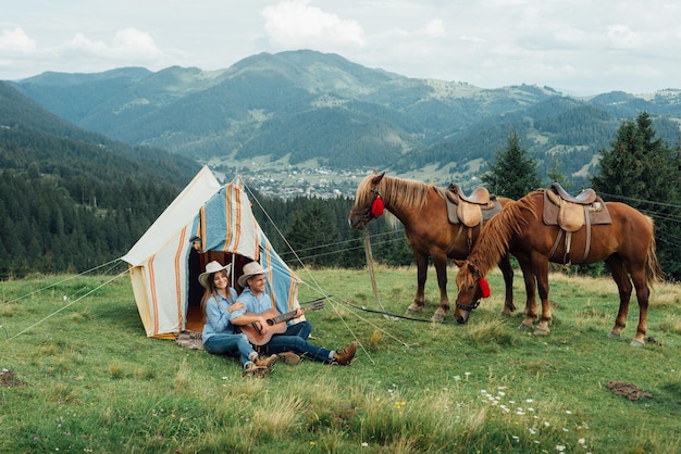 山でのキャンプ休暇中の若いカップル