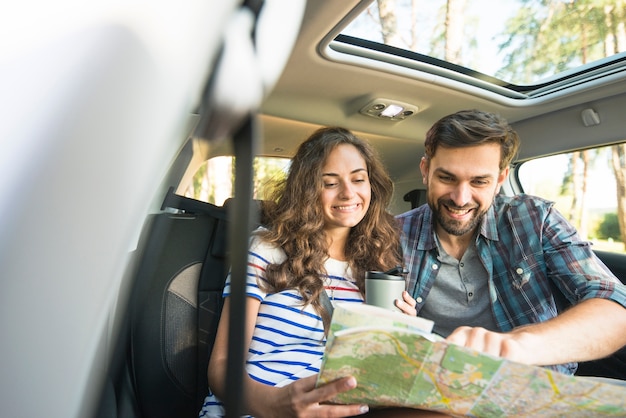 車の旅に若いカップル