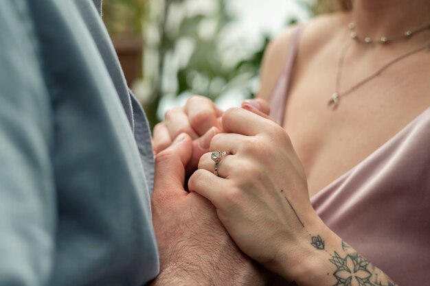 写真 婚約を祝う若いカップル