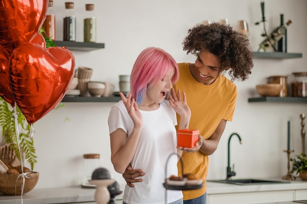 Photo young couple celebrating valentines day and feeling happy