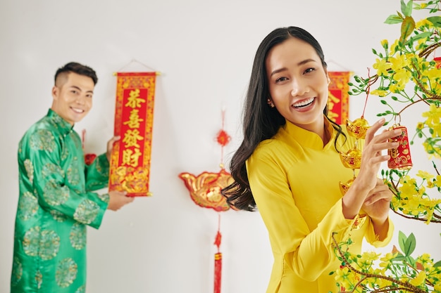 Photo young couple decorating apartment