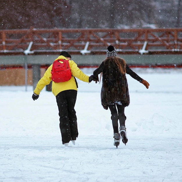 Trakai 얼음 덮여 호수에서 아이스 스케이팅을 하 고 젊은 부부. 스케이팅에는 스케이트를 사용하여 얼음 위를 여행하는 모든 활동이 포함됩니다.