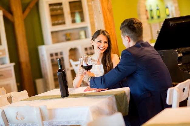 赤ワインを飲む若いカップル